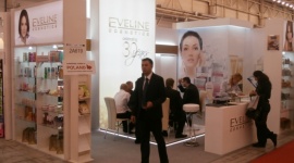EVELINE COSMETICS NA MIĘDZYNARODOWYCH TARGACH W KIJOWIE Uroda, LIFESTYLE - W dniach 17-19 września 2013 Eveline Cosmetics uczestniczyła w jednej z najważniejszych międzynarodowych imprez w sektorze urody INTERCHARM - UKRAINE 2013. Tegoroczna edycja przyciągnęła wystawców z ponad 36 krajów.