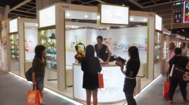 EVELINE COSMETICS NA MIĘDZYNARODOWYCH TARGACH COSMOPROF ASIA Uroda, LIFESTYLE - W dniach 13-15 listopada 2013 w Exhibition Center w Hong Kongu Eveline Cosmetics uczestniczyła w jednej z najważniejszych międzynarodowych imprez w sektorze urody COSMOPROF ASIA 2013. Tegoroczna, 18-ta edycja przyciągnęła wystawców z ponad 43 krajów.