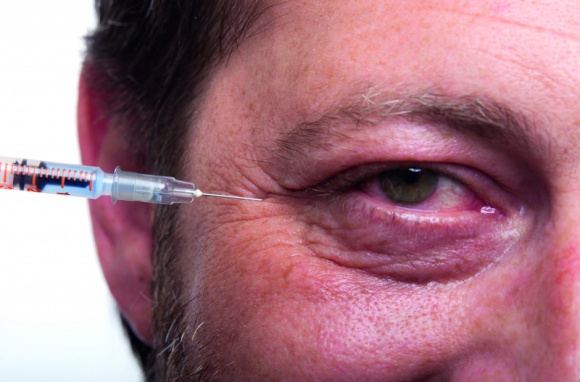 Tata i botox, czyli mężczyzna bez zmarszczek Uroda, LIFESTYLE - Kiedyś do higieny wystarczały im woda i mydło, a twarz i tak zachowywała młodzieńczą witalność. Teraz panowie wiedzą, że kremy, peelingi, maseczki i medycyna estetyczna nie są tylko dla celebrytów. title =