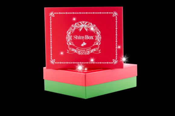 Powiedz stop nietrafionym prezentom Uroda, LIFESTYLE - Boże Narodzenie to wyjątkowy czas spędzany w gronie najbliższych, który tradycyjnie umilają nam prezenty. Aby nie ujrzeć cienia zawodu na twarzach najbliższych, podarujmy im świąteczne pudełko ShinyBox, w którym znajdziemy wybór najlepszych kosmetyków. title =