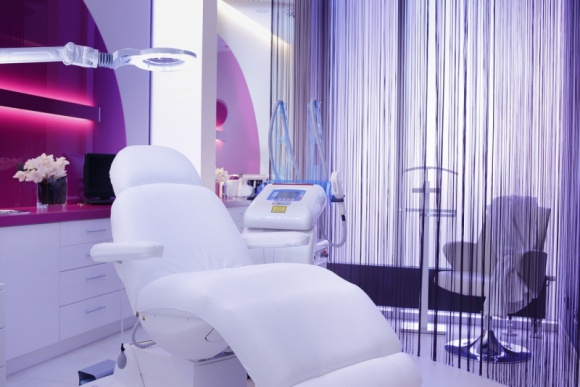 Ekspresowe zabiegi upiększające przed Sylwestrem Uroda, LIFESTYLE - Myślisz już o kreacji i makijażu na zabawę sylwestrową? By poczuć się prawdziwą gwiazdą, pamiętaj również o zadbaniu o skórę twarzy. title =