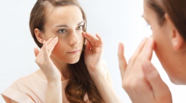 Korekcja powiek – skalpel czy igła? Uroda, LIFESTYLE - Okolica oczu ma bardzo duże znaczenie dla wyglądu całej twarzy. Niestety jest to obszar, który dosyć szybko ulega procesowi starzenia. Ogromny wpływ na jego wygląd mają powieki. Kiedy opadają, twarz wydaje się zmęczona, a przez to również starsza. Co możemy wtedy zrobić?