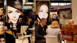 Uroda, LIFESTYLE - W dniach 20-23 marca 2015 Eveline Cosmetics uczestniczyła w jednej z najważniejszych międzynarodowych imprez w sektorze urody COSMOPROF WORLDWIDE BOLOGNA 2015. Tegoroczna 48 edycja przyciągnęła ponad 100 wystawców z Polski. EVELINE COSMETICS NA MIĘDZYNARODOWYCH TARGACH W BOLONII Uroda, LIFESTYLE - W dniach 20-23 marca 2015 Eveline Cosmetics uczestniczyła w jednej z najważniejszych międzynarodowych imprez w sektorze urody COSMOPROF WORLDWIDE BOLOGNA 2015. Tegoroczna 48 edycja przyciągnęła ponad 100 wystawców z Polski.