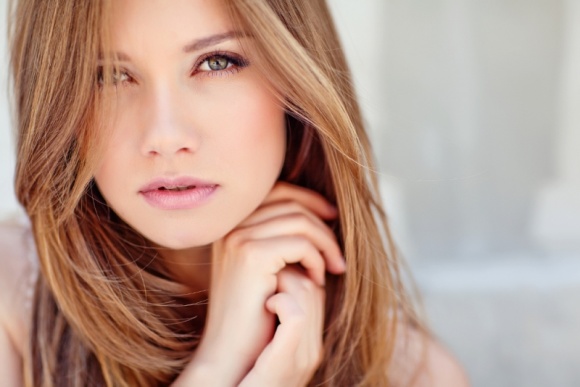 Młodsza i rozświetlona skóra na stałe! Uroda, LIFESTYLE - Większości kobiet doskonale znany jest problem poszarzałej i zmęczonej cery. Co możemy zrobić, żeby na stałe się z nim pożegnać? title =