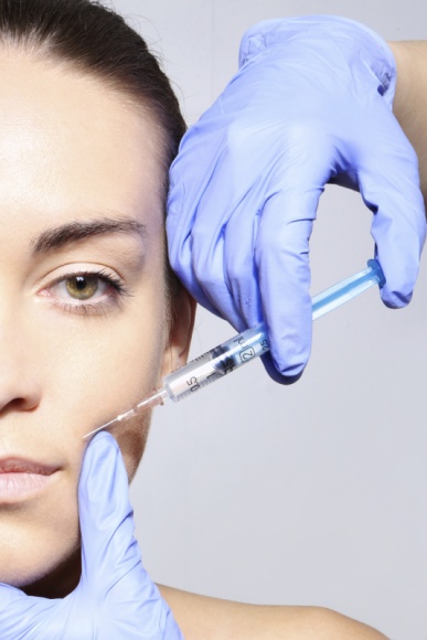 Kwas hialuronowy – co chciałybyśmy wiedzieć a boimy się zapytać? Uroda, LIFESTYLE - Kwas hialuronowy to jeden z najpopularniejszych preparatów wykorzystywanych obecnie w zabiegach medycyny estetycznej. Od lat, ze względu na swoje właściwości odmładzające, cieszy się niesłabnącą popularnością pacjentów na całym świecie. title =