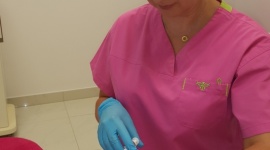 Medyczne innowacje. Karboksyterapia w białostockim Estimed. Uroda, LIFESTYLE - Jak wygrać latem z obrzękami nóg, a przy okazji pozbyć się „pajączków”, których przybyło po intensywnym opalaniu? Skutecznym sposobem na te problemy jest karboksyterapia, nowatorski zabieg, który można wykonać w nowopowstałym gabinecie medycyny estetycznej – Estimed.