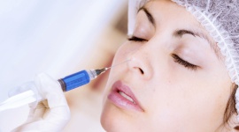 Korekcja nosa – igła zamiast skalpela Uroda, LIFESTYLE - Nos jest jedną z najbardziej wyeksponowanych części twarzy, zatem nawet niewielkie defekty czy dysproporcje przyciągają uwagę i trudno jest je zamaskować.