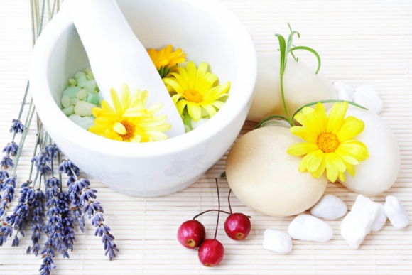 Hipoalergiczny i bez parabenów Uroda, LIFESTYLE - Samo przeczytanie informacji zawartych na etykiecie może nie wystarczyć, jeśli wybieramy kosmetyki dla alergików i osób ze skórą wrażliwą. Aby podjąć w pełni świadomą decyzję warto zgłębić dwa pojęcia – hipoalergiczny i bez parabenów. Co tak właściwie się pod nimi kryje? title =