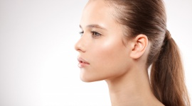 Krótki przewodnik po peelingach Uroda, LIFESTYLE - Jesień i zima to idealny czas na wizytę w gabinecie medycyny estetycznej. Bez obaw możemy wykonać w tym czasie różnego rodzaju peelingi. Jak jednak wybrać właściwy?