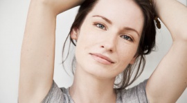Nadpotliwość – wstydliwy problem! Uroda, LIFESTYLE - Pocenie się stanowi naturalny proces, którego głównym celem jest termoregulacja i odpowiednie schładzanie organizmu. Jeżeli proces ten przebiega w sposób prawidłowy, praktycznie go nie zauważamy. Co się dzieje w przypadku, gdy pocenie wykracza poza fizjologiczne normy?