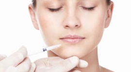 Wszystko, co powinnaś wiedzieć o kwasie hialuronowym Uroda, LIFESTYLE - Kwas hialuronowy – bez niego nie byłoby zabiegów odmładzających, poprawiających wygląd skóry ani wielu świetnych kosmeceutyków. O doświadczenia z nim związane pytamy specjalistę w dziedzinie medycyny estetycznej – dr Monikę Nunberg-Sawicką.