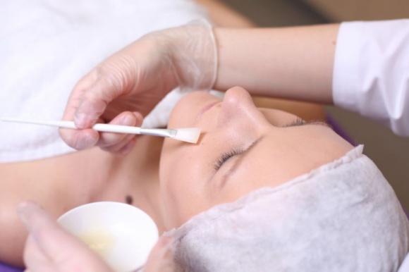 Peelingi do zadan specjalnych Uroda, LIFESTYLE - Powszechnie znane są ze złuszczania, ale to tylko przykrywka! Peelingi to prawdziwi super-agenci, którzy potrafią dużo więcej, a ich możliwości dzięki nowym, innowacyjnym formułom są naprawdę szerokie title =