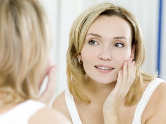 Perfekcyjna pielęgnacja, czyli jaki peeling wybrać jeszcze przed latem? Uroda, LIFESTYLE - Jakie peelingi wybrać, aby przed latem cieszyć się gładką skórą? Lekarz radzi, które z nich są warte uwagi i czego się wystrzegać. title =