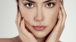 Opadające powieki – Twój problem? Uroda, LIFESTYLE - Jak pielęgnować skórę wokół oczu? Co robić, aby zmarszczki pojawiały się później, jak niwelować te powstałe? Jak rozprawić się z opadaniem powiek? Na te pytania odpowiada dr Ewa Rybicka, lekarz medycyny estetycznej.