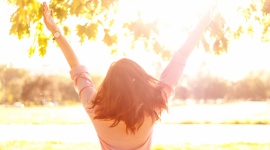 Jak radzić sobie z nadpotliwością latem? Uroda, LIFESTYLE - Pocenie się to zupełnie naturalny proces. Jednak kiedy zaczyna przybierać na sile i możemy mówić już o nadpotliwości, sprawa wygląda zupełnie inaczej. Ta niezwykle krępująca na co dzień przypadłość, w miesiącach letnich staje się po prostu nie do zniesienia.