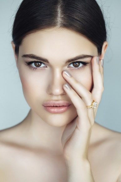 Jak odmłodzić okolice oczu – przegląd zabiegów Uroda, LIFESTYLE - Jakie zabiegi są najlepsze, aby okolice oczu wyglądały młodziej? Lekarz medycyny estetycznej radzi. title =