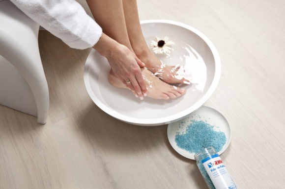 SPA dla stóp – jak przygotować je w domu? Uroda, LIFESTYLE - Na nogach spędzamy całe dnie, dlatego od czasu do czasu warto poświęcić trochę uwagi naszym stopom i przygotować dla nich wyjątkowy rytuał pielęgnacyjny. Pomoże on nie tylko utrzymać je w dobrej kondycji, ale też odpręży je i zrelaksuje. title =