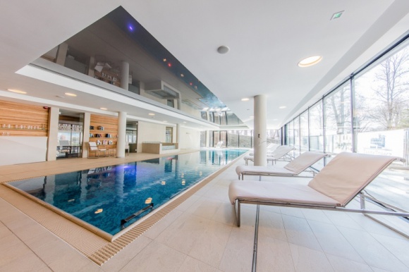 Urodowe last minute, czyli jak zadbać o ciało, gdy lato znowu nas zaskoczyło Uroda, LIFESTYLE - Niby każda z nas wie, kiedy zaczyna się lato. Niby każda już wraz z początkiem wiosny rozpoczyna przygotowania do tego, aby bez obaw wskoczyć w spodenki czy krótką spodniczkę. A i tak niczym zima kierowców, lato co roku zaskakuje i wprawia w zakłopotanie większość kobiet. title =