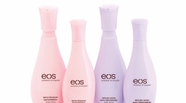 KAŻDY DZIEŃ PACHNĄCY KWIATAMI Z NOWYMI BALSAMAMI EOS DO CIAŁA Uroda, LIFESTYLE - Marka EOS wprowadza kolejną nowość – nawilżające balsamy do ciała dostępne w dwóch delikatnych wersjach zapachowych: orzeźwiających kwiatów jagody (berry blossom) i zmysłowych, delikatnych płatków kwiatów (delicate petals).