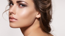 Uroda, LIFESTYLE - Usta maja kluczowe znaczenie dla wyglądu twarzy – potrafią zarówno dodać, jak i odjąć urody. Ładnie wymodelowane są niewątpliwą zaletą każdej kobiety, ale czy wiemy, jak uzyskać wymarzony efekt? O możliwości i efekty zabiegów w okolicy ust pytamy lek. med. Dorotę Świebocką. Sposób na piękne usta Uroda, LIFESTYLE - Usta maja kluczowe znaczenie dla wyglądu twarzy – potrafią zarówno dodać, jak i odjąć urody. Ładnie wymodelowane są niewątpliwą zaletą każdej kobiety, ale czy wiemy, jak uzyskać wymarzony efekt? O możliwości i efekty zabiegów w okolicy ust pytamy lek. med. Dorotę Świebocką.