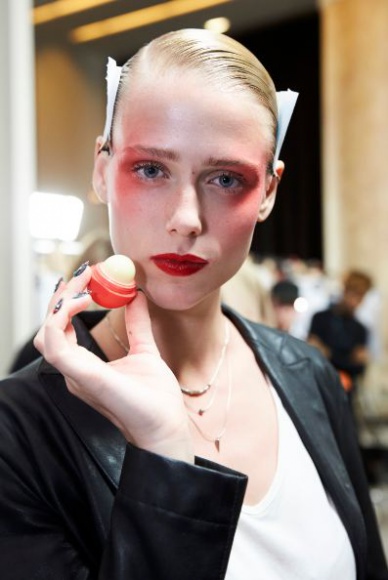 EOS NA BACKSTAGE KENZO x PARIS FASHION WEEK Uroda, LIFESTYLE - Balsamy EOS zdobywają uwielbienie wśród gwiazd z całego świata, pojawiają się w teledyskach i mediach społecznościowych celebrytów. Teraz czas na modę. title =