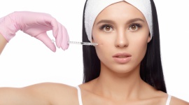 Kwas hialuronowy – zrób to sam? Uroda, LIFESTYLE - Samodzielne wstrzykiwanie kwasu hialuronowego i zamawianie preparatów z Azji – choć te pomysły wydają się absurdalne, to na forach internetowych wciąż można spotkać osoby, które poszukują informacji na ten temat. Czym grożą takie praktyki i dlaczego nie warto ryzykować?