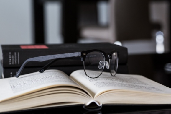 Kiedy warto wymienić okulary? Uroda, LIFESTYLE - Ze względów praktycznych, zdrowotnych i estetycznych warto myśleć o oprawkach w sposób dynamiczny. Nie jest prawdą, że okulary możemy kupić raz na dziesiątki lat. title =