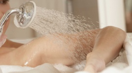 Zadbaj o skórę po ciężkiej zimie Uroda, LIFESTYLE - Kilkumiesięczna ekspozycja na niskie temperatury sprawia, że ciało po zimie potrzebuje szczególnego traktowania. Nie oznacza to jednak, że wymaga wymyślnych i kosztownych kuracji. W regeneracji zmęczonej i przesuszonej skóry skutecznie pomogą domowe kąpiele i zabiegi wodne.