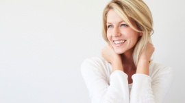 Przywróć młodość swojej twarzy Uroda, LIFESTYLE - Starzenie się to nie tylko zmarszczki, ale także coraz bardziej widoczna wiotkość i utrata elastyczności skóry, szczególnie w okolicach policzków i linii żuchwy. Czy istnieją sposoby na zatrzymanie tych procesów i naprawienie szkód wyrządzonych przez upływ czasu?