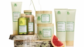ARBONNE Rescue & Renew - wegański detoks skóry Uroda, LIFESTYLE - Arbonne już od prawie czterech dekad zajmuje się promowaniem piękna, zdrowia i dobrego samopoczucia w oparciu o formuły zawierające składniki roślinne. To marka o globalnym zasięgu z siedzibą w słonecznej Kalifornii (Irvine) w Stanach Zjednoczonych.