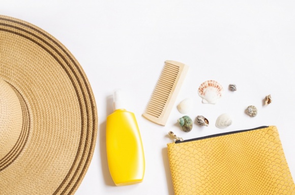 Co powinno się znaleźć w wakacyjnej kosmetyczne każdej kobiety? Uroda, LIFESTYLE - Lato to idealny czas na odpoczynek i zorganizowanie dłuższego urlopu. Wybierając się w góry, nad morze czy na zagraniczną wycieczkę musimy jednak pamiętać o tym, że nawet najmniejsza zmiana klimatu i otoczenia wpływa na funkcjonowanie naszego organizmu. title =