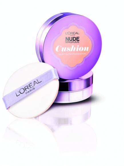 Efekt naturalnie pięknej skóry L’Oréal Paris Uroda, LIFESTYLE - Odkryj wyjątkową gamę Nude Magique od L’Oréal Paris. Prawdziwą gwiazdą kolekcji jest pierwszy od L’Oréal Paris podkład w poduszeczce Nude Magique Cushion, dający efekt naturalnie pięknej skóry. Oprócz podkładu kolekcja zawiera Krem BB i CC oraz Puder Matujący.  title =