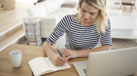 Pracujesz w klimatyzowanym biurze? Pamiętaj, żeby zadbać o swoją cerę Uroda, LIFESTYLE - Jeśli na co dzień przebywasz w klimatyzowanych pomieszczeniach, koniecznie zadbaj o skuteczne nawilżenie cery. Sprawdź kilka sposobów.