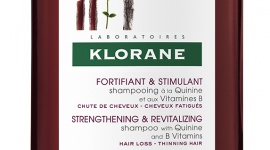 KLORANE SZAMPON NA BAZIE CHININY I WITAMIN B Uroda, LIFESTYLE - Szampon na bazie chininy o naukowo potwierdzonym silnym działaniu wzmacniającym, pobudza cebulkę włosa, wzmacnia keratynę i stymuluje wzrost włosów. Prawdziwy koncentrat mocy, który przywraca im wigor i wytrzymałość.