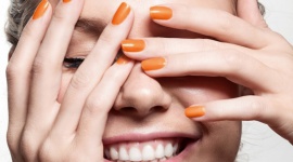 Jak odbudować paznokcie po manicure hybrydowym? Uroda, LIFESTYLE - Manicure hybrydowy stał się coraz bardziej popularny. Ostatnio nawet nie trzeba już odwiedzać salonu żeby go zrobić, coraz częściej same w domowym zaciszu jesteśmy w stanie go wykonać. Co jednak zrobić kiedy hybryda zniszczyła płytkę paznokci? Jak ją odbudować? Podpowiadamy!