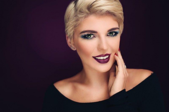 Makijażowe trendy na jesień/zimę 2017 Uroda, LIFESTYLE - Delia Cosmetics przedstawia nowy look makijażowy na tegoroczną jesień. W tym sezonie stawiamy na wyraziste oko i intensywne usta w kolorze wina. title =