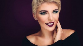 Makijażowe trendy na jesień/zimę 2017 Uroda, LIFESTYLE - Delia Cosmetics przedstawia nowy look makijażowy na tegoroczną jesień. W tym sezonie stawiamy na wyraziste oko i intensywne usta w kolorze wina.