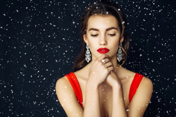 Piękna na Święta? Zacznij od pielęgnacji i nawilżenia Uroda, LIFESTYLE - Mróz, wiatr i suche powietrze w ogrzewanych pomieszczeniach naruszają barierę lipidową, a co za tym idzie – sprawiają, że skóra staje się odwodniona i szorstka. Na szczęście istnieje szereg sposobów, by o nią zadbać. title =