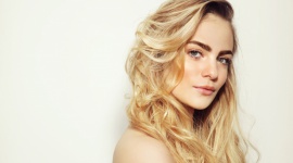 Rozszerzone pory – jak z nimi walczyć? Uroda, LIFESTYLE - Rozszerzone pory to zmora wielu kobiet, a także niejednego mężczyzny. Najczęściej są cechą dziedziczną, więc nie mamy wpływu na ich powstawanie. Co innego, jeśli chodzi o możliwości radzenia sobie z problemem – w tej kwestii mamy dziś na szczęście coraz bardziej skuteczne metody.