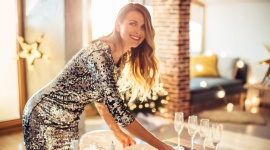 5 sposobów na olśniewającą skórę – przedświąteczne porady last minute Uroda, LIFESTYLE - Okres świąteczny i sylwestrowy to czas, kiedy każda kobieta chce wyglądać pięknie i świeżo. Przedstawiamy listę 5 sposobów „last minute”, dzięki którym twoja skóra zyska młodzieńczy blask, a Ty będziesz czuła się i wyglądała olśniewająco.