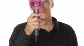 Szybka, precyzyjna i inteligentna Suszarka do włosów Dyson Supersonic™ Uroda, LIFESTYLE - Suszarki do włosów bywają duże i nieporęczne, nierzadko wydmuchują z siebie zbyt gorące powietrze mogące powodować uszkodzenia wywołane skrajnymi temperaturami.