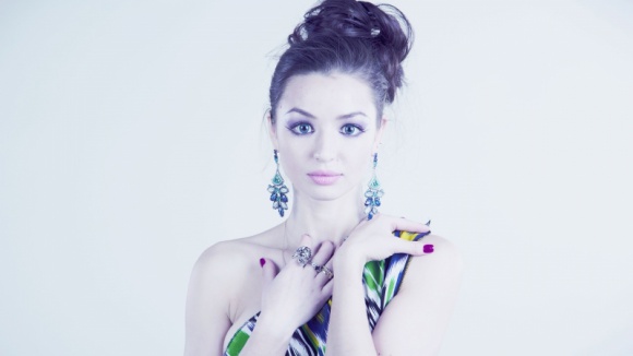 Kolorowe soczewki – jak ciekawy dodatek karnawałowych stylizacji wpływa na wzrok Uroda, LIFESTYLE - W okresie karnawału często staramy się o nietypowe i oryginalne stylizacje. title =