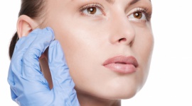 5 najczęściej powtarzanych mitów o chirurgii plastycznej Uroda, LIFESTYLE - W ostatnich latach wokół tematu operacji plastycznych narosło wiele mitów. Co jest prawdą, a co tylko wytworem mediów, podsycanym barwnymi opowieściami celebrytów, którzy bez skrępowania opowiadają o chirurgicznym poprawianiu kolejnych partii swojego ciała?