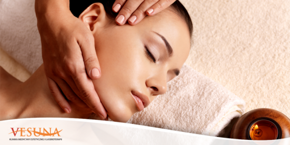 3 sposoby na pozbycie się drugiego podbródka Uroda, LIFESTYLE - Uwarunkowania genetyczne, wiek czy nadwaga to główne przyczyny znienawidzonego przez wielu z nas drugiego podbródka. Przedstawiamy 3 sposoby, które pomogą poradzić sobie z problemem, a w efekcie odzyskać smukły i widocznie zarysowany podbródek. title =