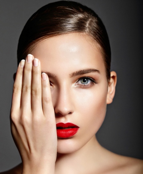 Młodsza skóra w mgnieniu OKA Uroda, LIFESTYLE - Niestety, to właśnie skóra wokół oczu pierwsza zaczyna się starzeć. Dlaczego tak się dzieje i jak skutecznie o nią dbać, aby jak najdłużej pozostawała gładka, napięta i pełna blasku? Odpowiedź jest prosta – liczy się profilaktyka. title =