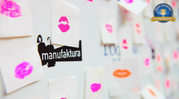 Łodzianie biją Rekord Polski na najwięcej osób malujących sobie usta Uroda, LIFESTYLE - W sobotę 3 marca 2018 roku, podczas targów urody Meet My Make Up, w łódzkiej Manufakturze, bity będzie rekord Polski na najwięcej osób malujących sobie usta jednocześnie. Do udziału w wydarzeniu zaproszone są wszystkie Panie, ich siostry, mamy, koleżanki, a nawet mężowie! title =