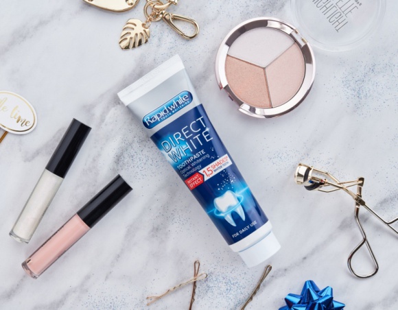 Jak przygotować się do festiwalu muzycznego? Uroda, LIFESTYLE - Nadchodzący okres wakacyjny to prawdziwy maraton festiwali muzycznych. Karnet na koncerty kupiony, ale co dalej? Sprawdź, co koniecznie musisz spakować do walizki, szykując się do letniego święta muzyki. title =