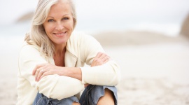 Jak zadbać o skórę w okresie menopauzy? Uroda, LIFESTYLE - Menopauza to często bardzo trudny czas w życiu kobiety. Z medycznego punktu widzenia jest to naturalny etap, w praktyce jednak wiele pań utożsamia przekwitanie wyłącznie z szeregiem nieprzyjemnych i utrudniających codzienne życie objawów, w tym także starzeniem skóry.