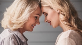 Piękna matka, piękna córka Uroda, LIFESTYLE - Mama jest dla większości z nas pierwszym wzorem kobiecości, od niej uczymy się dbania o siebie i swoją urodę. Zbliżający się Dzień Matki może być idealnym pretekstem do połączenia wspólnie spędzanego czasu z dbaniem o urodę.