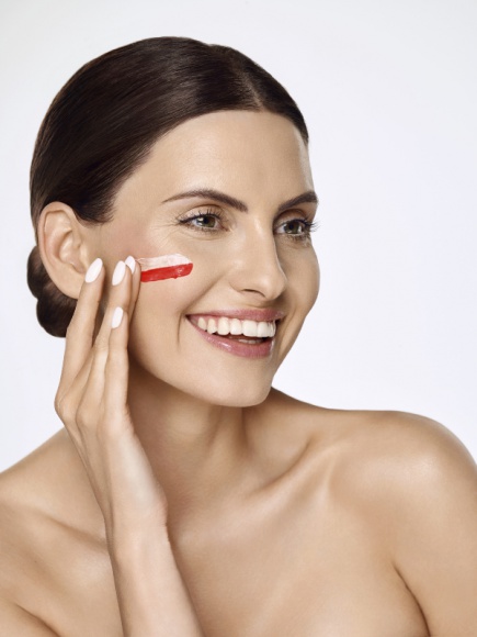 Pielęgnacja twarzy i ciała z Dominiką Grosicką Uroda, LIFESTYLE - Pielęgnacja to podstawa zdrowego wyglądu skóry. Szczególnie przykłada się do niej Dominika Grosicka, która żyje aktywnie, uprawia sport i wykonuje piękne makijaże, a teraz wchodzi do gry by czuwać nad poprawą skóry tysięcy Polek. title =